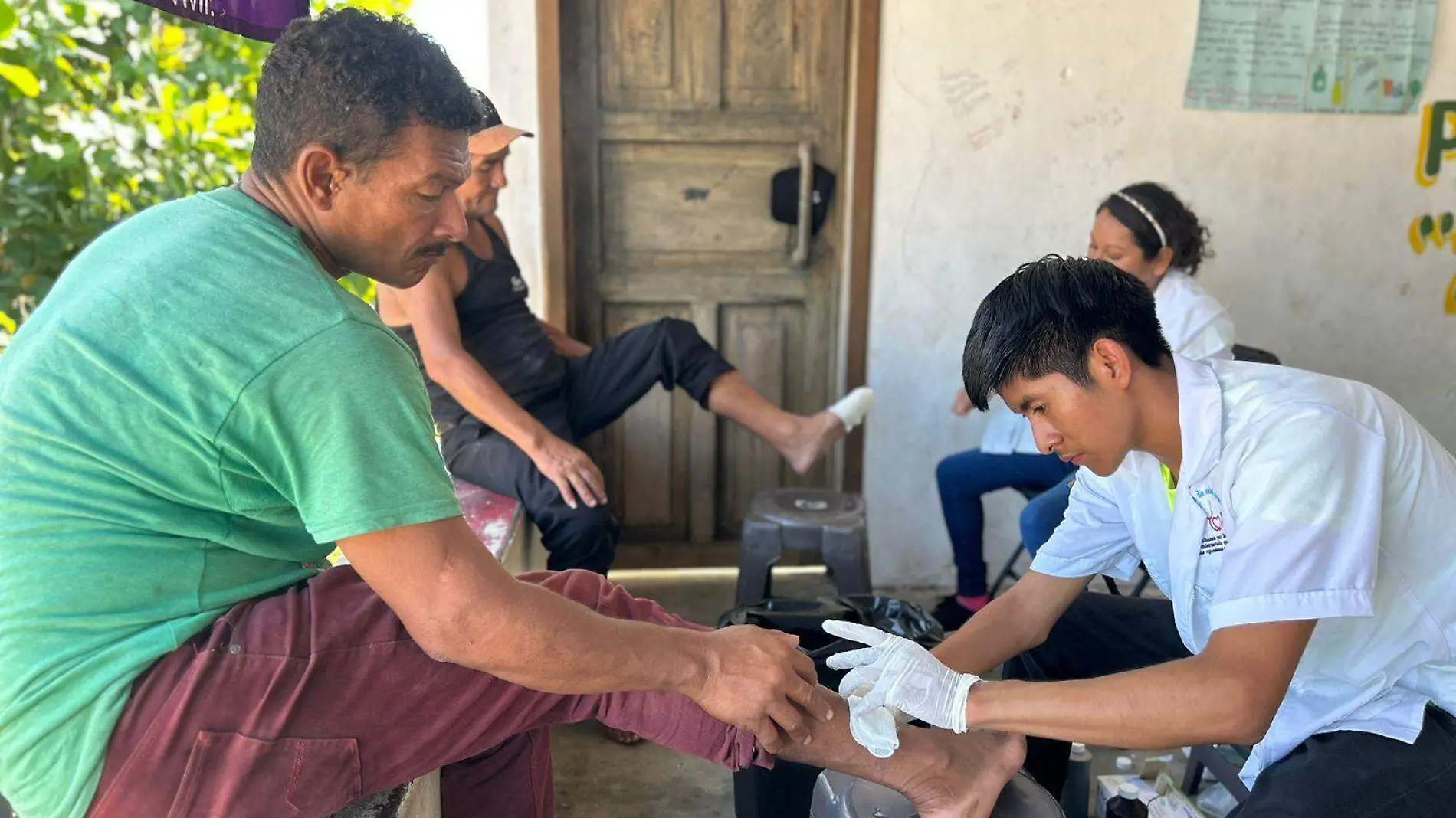 paramedicos atendiendo migrantes